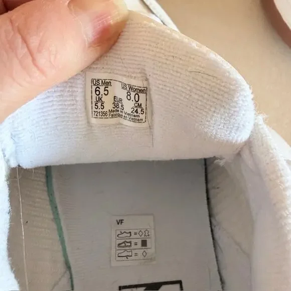 Vans White Low Top Sneakers Gum Sole Size 8 Women / 6.5 Men Classic Skater - Picture 3 of 8